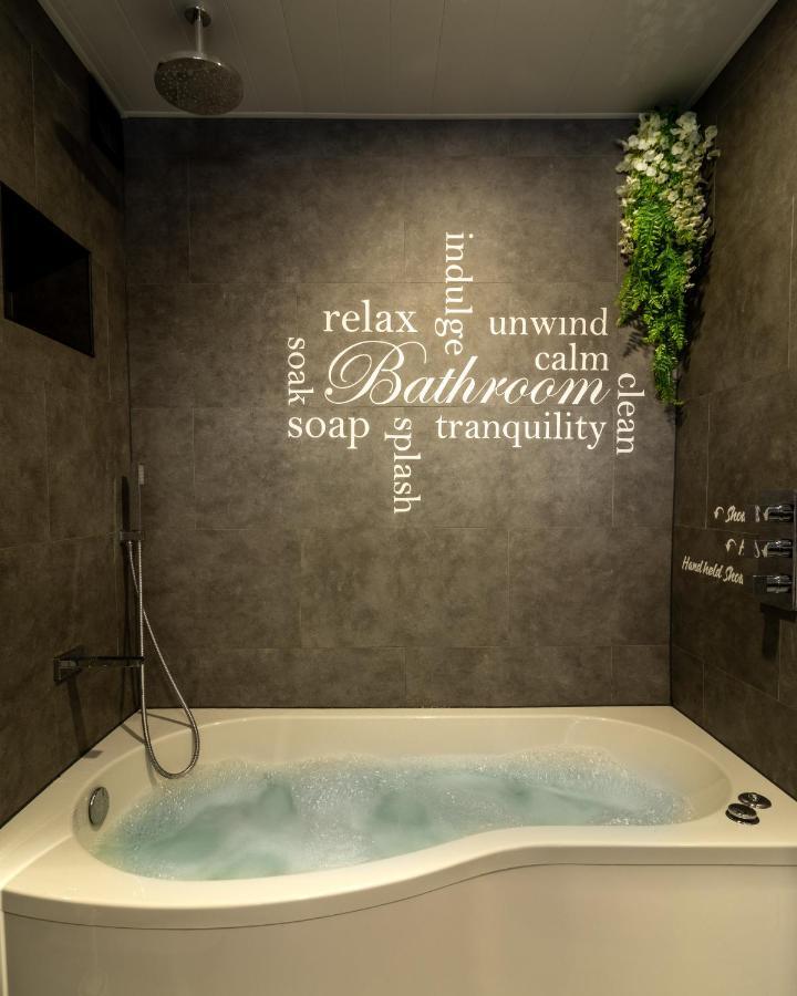 Jucuzzi Bath. Japanese Toilet. Belfast City Centre. Exterior foto
